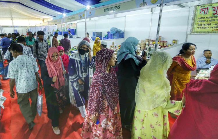 শিশু-কিশোর থেকে শুরু করে বয়স্করাও ছুটে এসেছেন ফলের এ বর্ণিল উৎসবে। অনেকেই পরিবার নিয়ে এসেছেন।