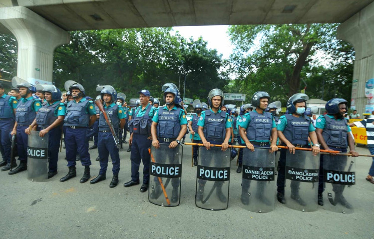 পুলিশ আশেপাশে অবস্থান নিয়ে সতর্ক, তবে এখন পর্যন্ত কোনো সহিংসতা ছড়ায়নি।