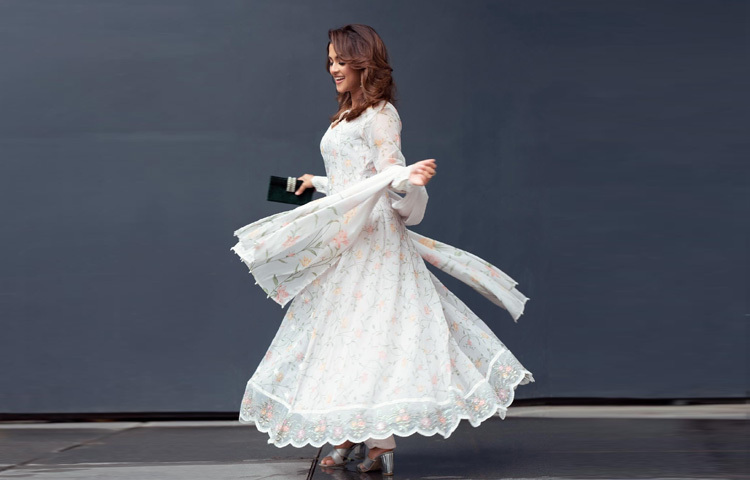 পুরোপুরি সাদা ফ্লোরাল প্রিন্টের ফুলস্লিভ আনারকলি পোশাক, যার প্রতিটি ছাঁটজুড়ে লেইসের পরিমিত ব্যবহার-সবকিছুতেই ছিমছাম সৌন্দর্য। সঙ্গে মিলিয়ে পরেছেন ফ্লোরাল ওড়না, যা তার লুককে দিয়েছে আরও পরিপূর্ণতা।