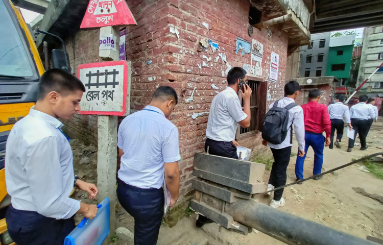 শুধু পরীক্ষা নয়, পরীক্ষা কেন্দ্রে প্রবেশের আগে বেশ কিছু নিয়ম মেনে চলতেও হয়েছে শিক্ষার্থীদের।