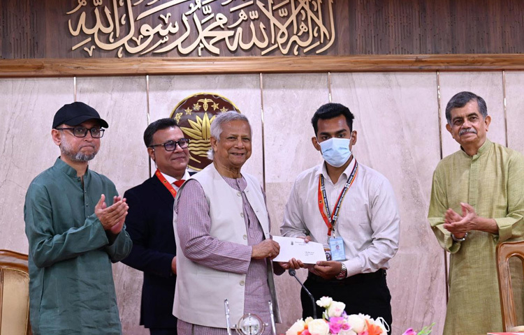 অনুষ্ঠানে জাতীয় বিশ্ববিদ্যালয়ের তিন কৃতী শিক্ষার্থীর হাতে শিক্ষা বৃত্তির চেক তুলে দিয়ে প্রধান উপদেষ্টা বলেন, এই মাস কেবল অতীত স্মরণের নয়, এটি আগামী প্রজন্মকে উৎসর্গ করার সময়।