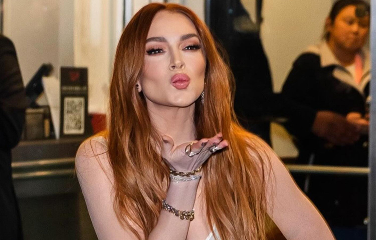 এরপর ‘ফ্রাঙ্কে ফ্রাইডে’ (২০০৩), ‘কনফেশন অফ এ টিনেজ ড্রামা কুইন’ (২০০৪), ‘হারবি: ফুললি লোডেড’ (২০০৫) সবই ছিল সফল। তবে তাকে সত্যিকারের টিন আইকন বানিয়ে দেয় ‘মিন গার্লস’ (২০০৪)। টিনা ফের লেখা সেই কাল্ট ক্লাসিক সিনেমায় ক্যাডি হারন চরিত্রে তার অভিনয় আজও মনে রেখেছেন দর্শকরা।