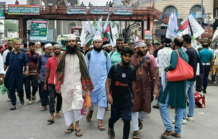 দলে দলে সোহরাওয়ার্দী উদ্যানে যাচ্ছেন জামায়াতের নেতাকর্মীরা। ছবি: রায়হান আহমেদ