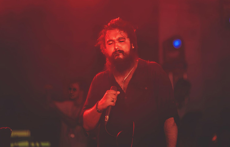 এবার নোবেল মদ্যপ অবস্থায় উবারচালককে মারধর করলেন। এমন ঘটনার একটি ভিডিও সোশ্যাল মিডিয়ায় ছড়িয়ে পড়েছে। সেই ভিডিওটি নিয়ে এখন তুমুল আলোচনা সমালোচনা চলছে।