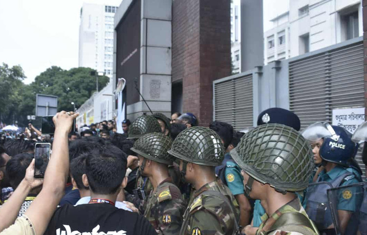 এদিকে, শিক্ষার্থীদের অবস্থানকে কেন্দ্র করে সচিবালয়ের গেটের সামনে সেনাবাহিনী, পুলিশসহ আইনশৃঙ্খলা রক্ষাকারী বাহিনীর সদস্যরা অবস্থান নিয়েছেন।