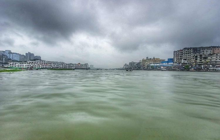 যেখানে আগে নদীর ধার ঘেঁষলেই নাকে আসত পচা বর্জ্যের গন্ধ, সেখানে এখন বর্ষার জলে ভেসে বেড়ায় নির্মলতা।