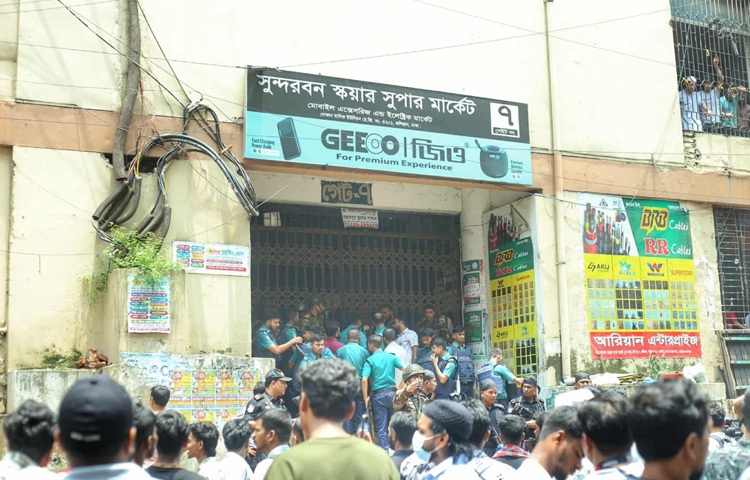 এর আগে সকাল ১০টার দিকে আগুন লাগার খবর পায় ফায়ার সার্ভিস।