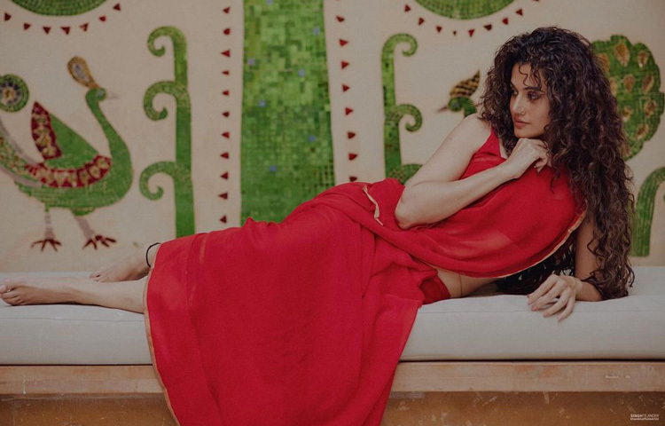 এক সাক্ষাৎকারে বলেন, ‘আমি বহিরাগত, তাই হয়তো বলিউড আমাকে পুরোপুরি আপন করে নেয়নি। কিন্তু এতে আমি বিচলিত নই। আমি তো কাউকে নকল করে বাঁচতে আসিনি। নিজের মতো করেই জীবনযাপন করতে চাই।’