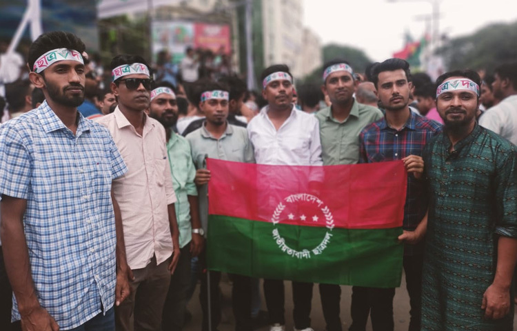 দিনাজপুর জেলা ছাত্রদলের নেতা রানা ইসলাম বলেন, আমরা অনেক দূর থেকে এসেছি। সমাবেশ শুরু না হওয়া পর্যন্ত কর্মীদের মধ্যে উদ্দীপনা ধরে রাখতে একটানা স্লোগান দিয়ে যাচ্ছি। এই স্লোগানের ধারাবাহিকতা সমাবেশ শেষ পর্যন্ত বজায় থাকবে।