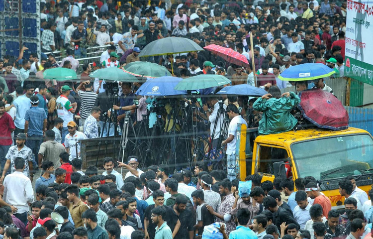 শাহবাগ মোড়ে অবস্থানরত একজন কর্মী বলেন, ‘বৃষ্টি তো আন্দোলন থামাতে পারে না। এই দিনে আমরা আমাদের ঐতিহাসিক ভূমিকা স্মরণ করতে এসেছি। বর্ষপূর্তিতে রাস্তায় থাকব এটাই আমাদের সংকল্প।’
