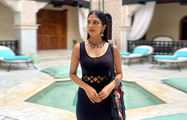 স্টাইল ও পোশাক নিয়ে বরাবরই সচেতন মালবিকা। শুধু পরার জন্য নয়, ফ্যাশন নিয়ে লেখালেখিও করেন তিনি। রয়েছে তার নিজস্ব ফ্যাশন ব্লগও।