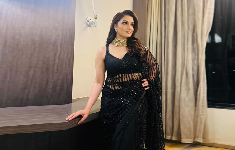 তনুশ্রী কেবল অভিনয়ের গণ্ডিতেই আটকে থাকেননি। তিনি সক্রিয় রাজনীতিতেও পা রেখেছেন। এমন এক সময়, যখন জনপ্রিয় অনেক তারকা এড়িয়ে চলেন সমাজ-রাজনীতির প্রসঙ্গ, তনুশ্রী সেই জায়গায় নিজের অবস্থান স্পষ্ট করেছেন। অনেকের চোখে এটা সাহসী পদক্ষেপ।