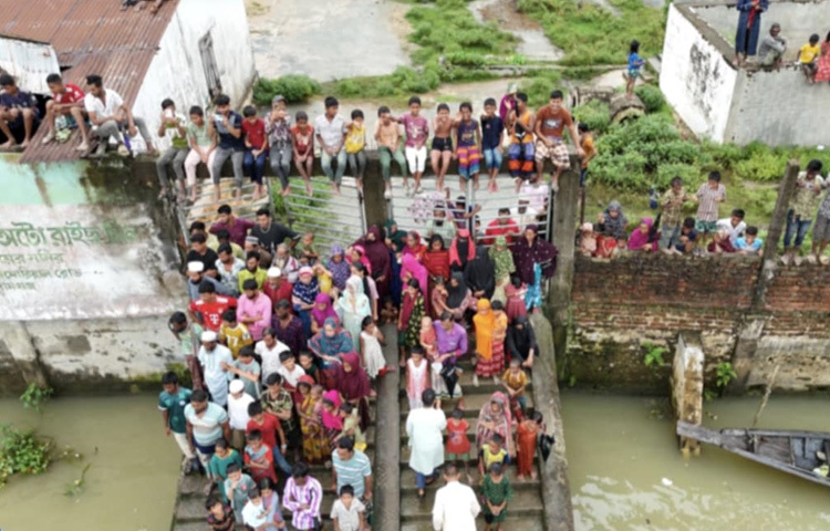 প্রতিযোগিতা দেখতে আসা দর্শকরা জানান, অসাধারণ একটি দিন কেটেছ। ঐতিহ্যবাহী নৌকাবাইচ যেন প্রতিবছর আয়োজন করা হয় আয়োজকদের কাছে সেই অনুরোধ করেন তারা।
