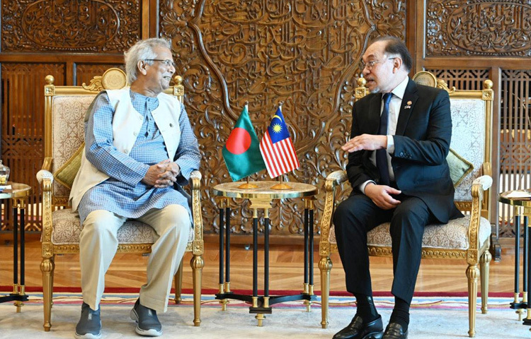 মালয়েশিয়ার প্রধানমন্ত্রী আনোয়ার ইব্রাহিম এবং বাংলাদেশের প্রধান উপদেষ্টা অধ্যাপক মুহাম্মদ ইউনুস দ্বিপাক্ষিক বৈঠক করেন।