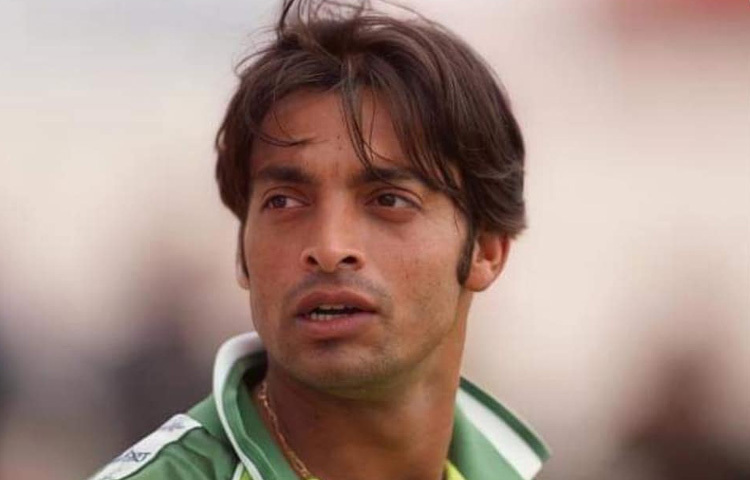 গতির জন্যই তার নাম চিরদিনের জন্য জায়গা করে নিয়েছে রেকর্ডবুকে। ২০০৩ বিশ্বকাপে ইংল্যান্ডের বিপক্ষে ঘণ্টায় ১৬১.৩ কিলোমিটার (১০০.২ মাইল) বেগে বল করে শোয়েব গড়েন বিশ্বরেকর্ড যা আজও অক্ষত।