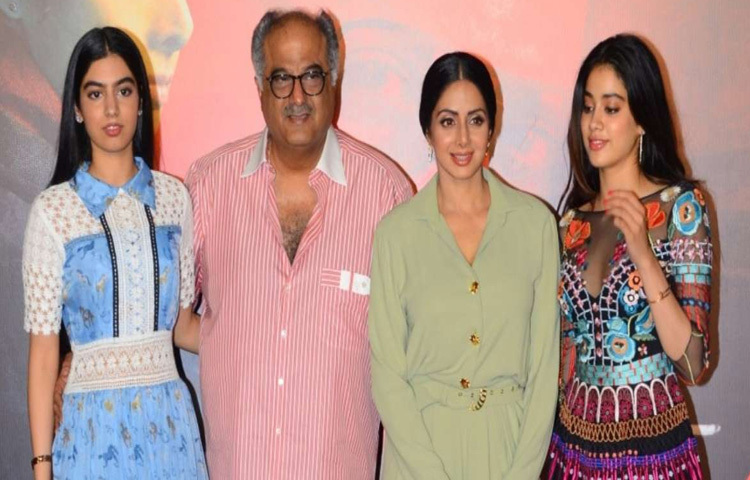 পারিবারিক জীবনে শ্রীদেবীও ছিলেন স্নেহময়ী ও দায়িত্বশীল। বলিউড অভিনেতা বনি কাপুরের সঙ্গে ছিল তার সুখের সংসার। এমনকি তাদের ঘরে রয়েছে জাহ্নবী কাপুর এবং খুশি কাপুর নামে দুই মেয়ে।