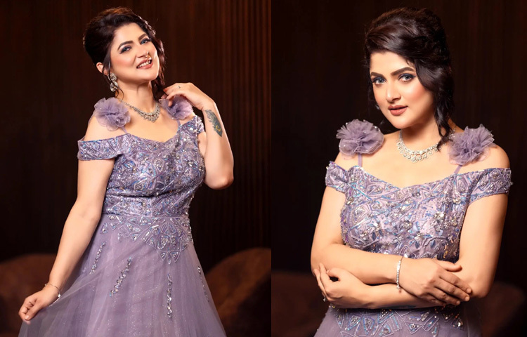 শ্রাবন্তীর হটনেস শুধু বাহ্যিক সৌন্দর্যে সীমাবদ্ধ নয়। তার চোখের মায়া, হাসির খেয়ালীতা এবং ধীরে ধীরে ফুটে ওঠা আবেগ সব মিলিয়ে একটি অনন্য আকর্ষণ তৈরি করে।