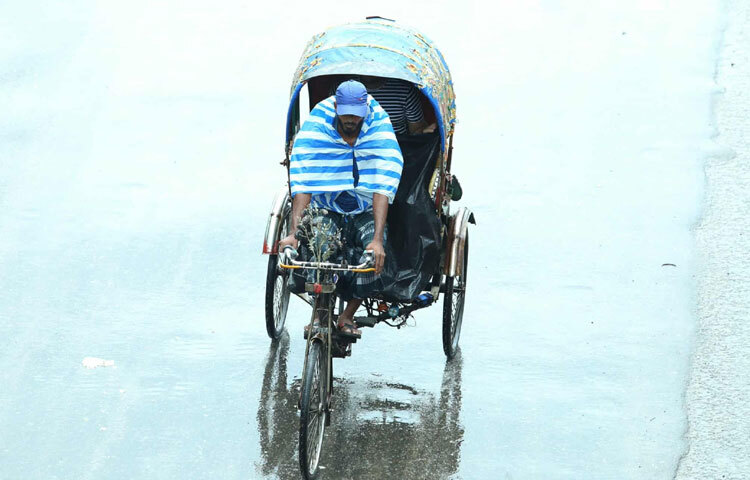 রিকশাচালকদের চোখে দেখা যায় এক আলাদা দৃশ্য, কেন যেন বৃষ্টির সঙ্গে তাদের ক্লান্তিও মিলেমিশে গেছে।
