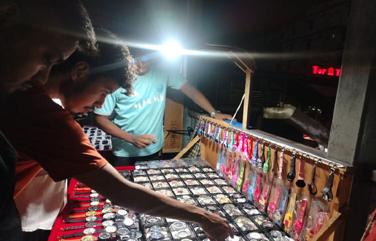 প্রিয়জনকে উপহার দেওয়ার জন্য বেছে নিতে পারেন পছন্দের ঘড়ি। ৩০০-১০০০ টাকার মধ্যেই পেয়ে যাবেন আপনার প্রিয় ঘড়িটি।