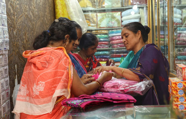 ভিড়ে দাঁড়িয়ে লক্ষ্য করলে বোঝা যায়, শুধু কেনাকাটা নয়, এটি এক ধরনের সামাজিক মিলনকেন্দ্র। এখানে লোকজন শুধু সামগ্রী কিনে না, তারা একে অপরের সঙ্গে গল্প, অভিজ্ঞতা এবং উৎসবের আনন্দ ভাগাভাগি করেন।