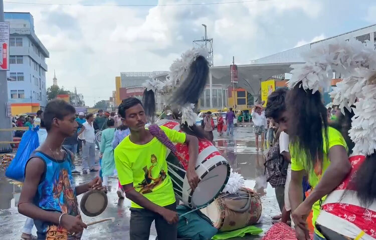 যেখান থেকে তারা বিভিন্ন প্যান্ডেলে যেতে প্রস্তুত হয়। বছরের এই সময় যা রোজগার হয় সেই টুকু নিয়ে গ্ৰামে ফিরে প্রিয়জনের মুখে হাসি ফোটানোর চেষ্টা করেন তারা। সেই আশাতেই সারা বছর দিন গোনেন তারা।