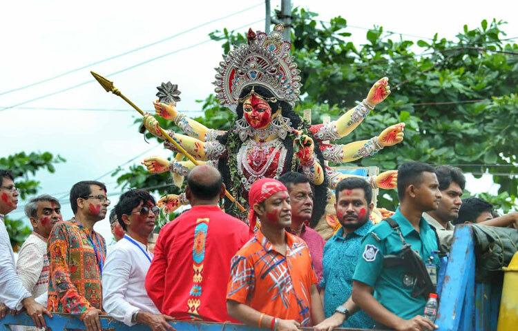 প্রতিমা বহনকারী শোভাযাত্রা সদরঘাট এলাকায় পৌঁছালে শুরু হয় নৌকা যাত্রার প্রস্তুতি।