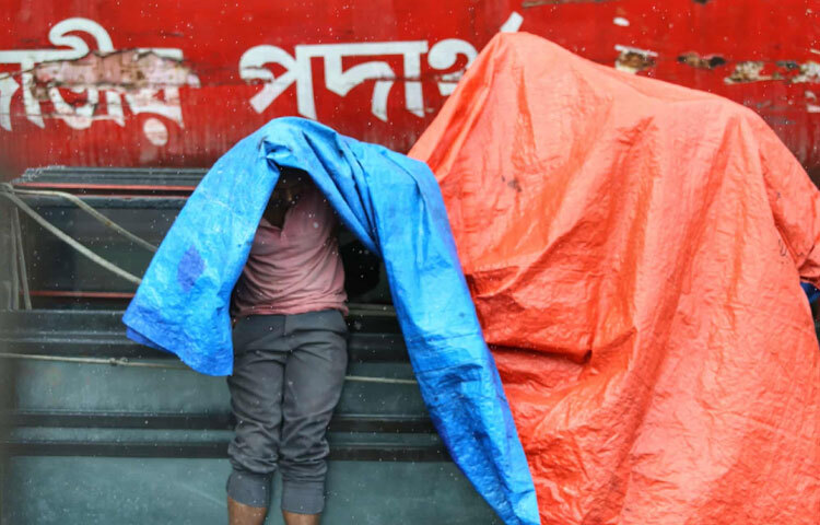 বাড্ডা, রামপুরা, মেরুল বাড্ডা কিংবা মালিবাগ-সবখানেই তখন এক দৃশ্য। হঠাৎ বৃষ্টিতে রাস্তার পাশে আশ্রয় নিচ্ছে মানুষজন।