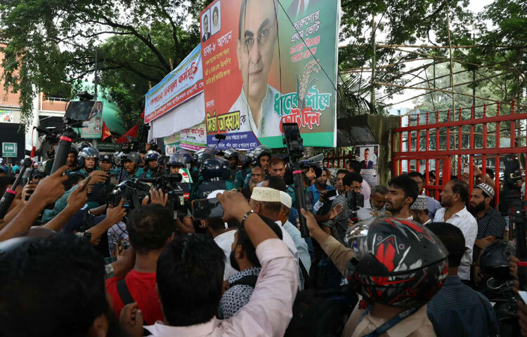 শিক্ষক নেতাদের নেতৃত্বে একটি অংশ মিছিল নিয়ে শহীদ মিনারের দিকে চলে যায়।