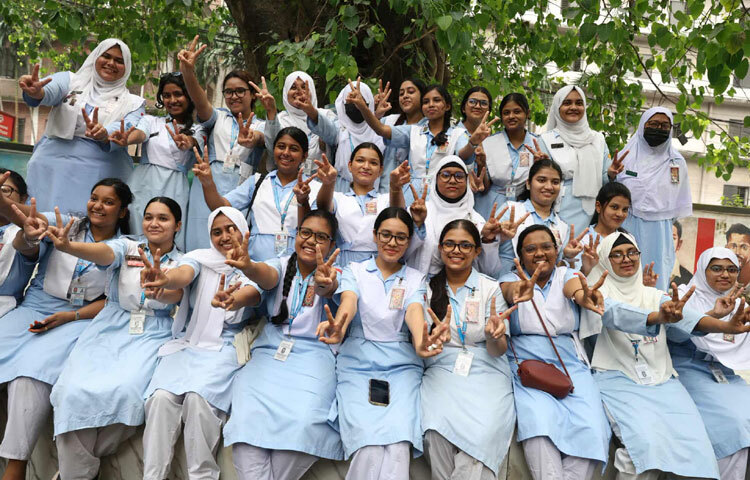 রাজধানীর ভিকারুননিসা নূন স্কুল অ্যান্ড কলেজে এ বছর এইচএসসি পরীক্ষায় পাসের হার ৯৭ দশমিক ৫৬ শতাংশ। এই কলেজ থেকে পরীক্ষায় অংশ নেন ২ হাজার ৫১৪ জন, পাস করেছেন ২ হাজার ৪৩৪ জন পরীক্ষার্থী। এদের মধ্যে জিপিএ-৫ পেয়েছেন ৯৮৬ জন। গত বছর এই কলেজ থেকে জিপিএ-৫ পান এক হাজার ৭৩৭ জন।