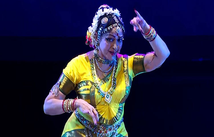 ১৯৪৮ সালের এই দিনে তামিলনাড়ুর অম্মানকুদিতে জন্ম হেমা মালিনীর। ছোটবেলা থেকেই তিনি ছিলেন নাচপ্রেমী। ভরতনাট্যম ছিল তার প্রথম প্রেম, আর সেই নাচই তাকে এনে দেয় চলচ্চিত্রের দরজা খুলে দেওয়ার চাবি।