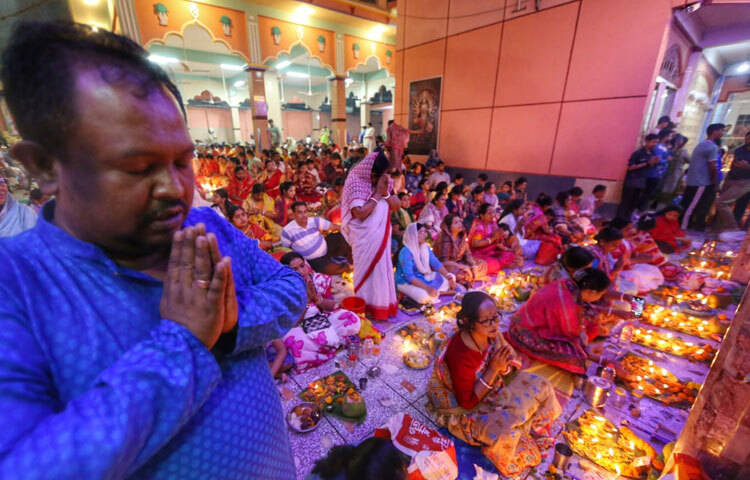 ‘বাবা লোকনাথ ব্রহ্মচারী’ নামটি উচ্চারণ করলেই ভক্ত হৃদয়ে জেগে ওঠে গভীর শ্রদ্ধা ও শান্তির অনুভব। বিশ্বাস করা হয়, যিনি অন্তর দিয়ে তার আশ্রয় নেন, তিনি কখনও অভুক্ত, অভাবগ্রস্ত কিংবা অসহায় থাকেন না। সেই বিশ্বাসেরই প্রতিফলন ঘটে রাখের উপবাসে।