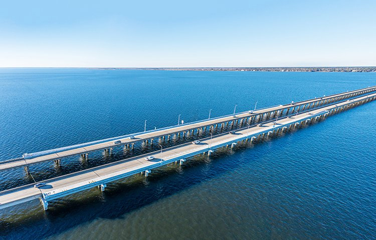 বিশ্বের দীর্ঘতম সেতুর তালিকায় রয়েছে যুক্তরাষ্ট্রের লুইজিয়ানা রাজ্যের লেক পন্টচারট্রেইন কজওয়ে। প্রায় ২৪ মাইল (বা ২৯ কিলোমিটার) এই সেতু এদিক থেকে নবম অবস্থানে। একই দৈর্ঘ্যের পাশাপাশি দুটি সেতু নিয়ে গঠিত লেক পন্টচারট্রেইন কজওয়ে ১৯৫৬ ও ১৯৬৯ সালে উদ্বোধন করা হয়। ছবি: সংগৃহীত