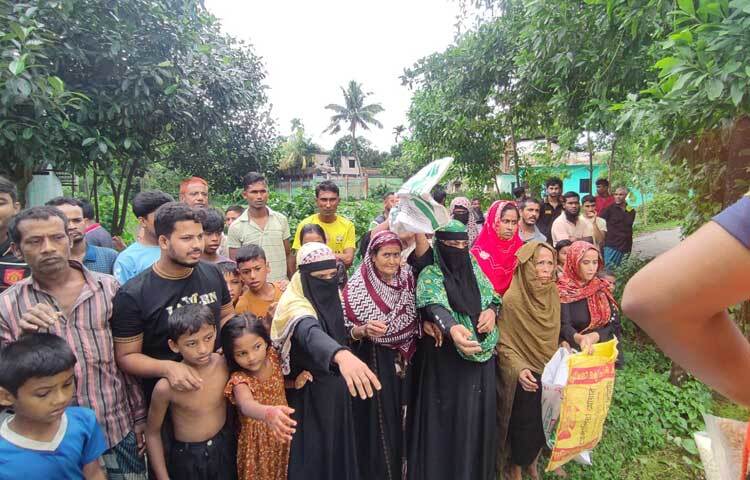 লাইন ধরে খাবার নিচ্ছেন বন্যার্তরা। ছবি: জাগো নিউজ