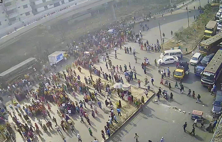 আজ সকাল ৭টার দিকে এ ঘটনা ঘটে। প্রাথমিকভাবে নিহতের পরিচয় জানাতে পারেনি পুলিশ।