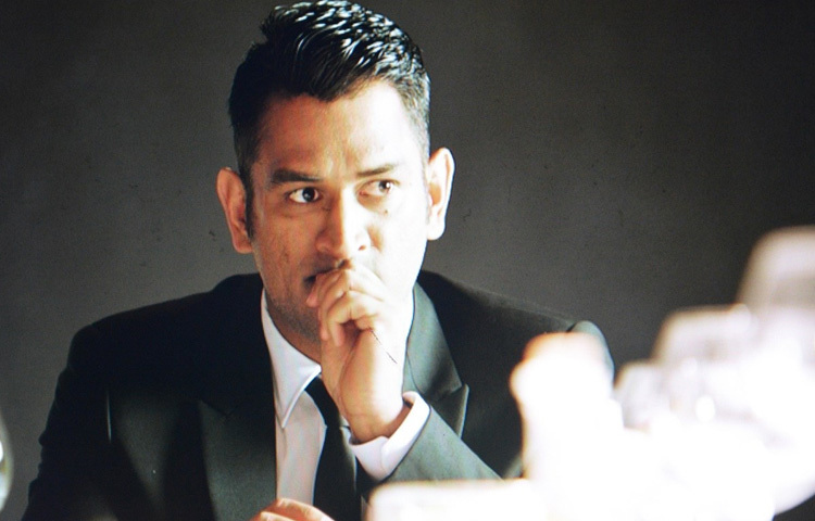 ক্রিকেটার হিসেবে ধোনি যত বড়, মানুষ হিসেবেও ঠিক ততটাই বিনয়ী। নিজ শহর রাঁচিতে এখনো তিনি সময় কাটান পরিবার ও বন্ধুদের সঙ্গে। জন্মদিনে জাঁকজমকপূর্ণ পার্টির বদলে বন্ধুমহলে ঘরোয়া কেক কাটা, প্রতিবন্ধী শিশুদের সঙ্গে সময় কাটানো কিংবা বন্ধুর জন্মদিনে চুপিচুপি উপস্থিত হওয়া এসবই তার হৃদয়ের গভীরতা প্রকাশ করে।