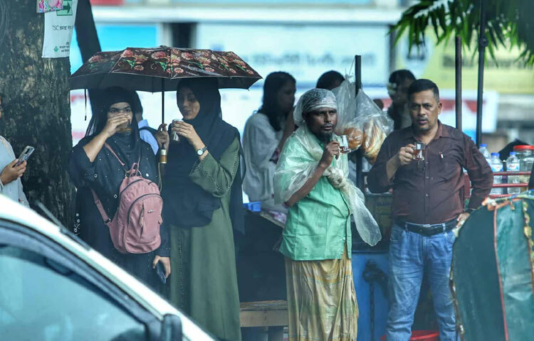 টিএসসির মোড়ে ভিড় জমেছে চায়ের দোকানে। কাপে কাপে ধোঁয়া ওঠা চা আর আড্ডার উষ্ণতায় মিলেমিশে যাচ্ছে ভেজা সকালের নিস্তব্ধতা। কেউ বসে চায়ের কাপে চুমুক দিচ্ছেন, আবার কেউ দ্রুত পা চালাচ্ছেন, গন্তব্যে পৌঁছানোর তাড়ায় ভিজেই মিশে যাচ্ছেন বৃষ্টির স্রোতে।