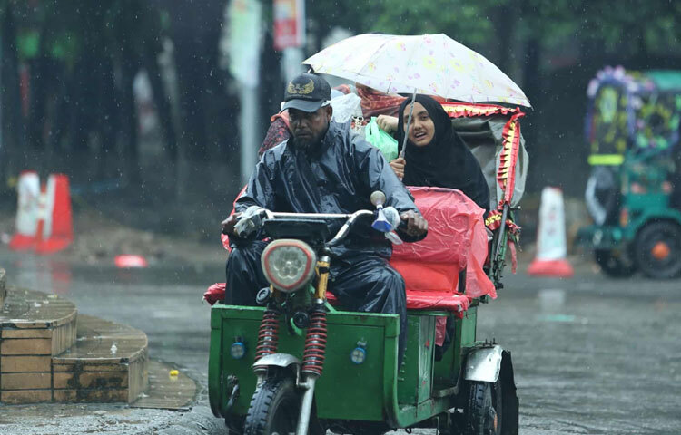রিকশার টুপটাপ ভিজে যাওয়া ছাউনি, বাসের জানালায় গড়িয়ে পড়া জলের রেখা আর মানুষের ছুটে চলা-সবকিছু মিলে শহরটা যেন হয়ে উঠেছে এক সজল ক্যানভাস।