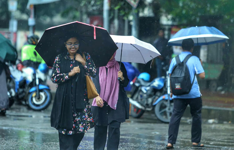 রাজধানীর ব্যস্ত রাস্তায় বৃষ্টির পানিতে ভিজে ধুলো মুছে গেছে। কোথাও ছোট্ট কাদার দাগ, কোথাও বা ছাতার নিচে হাঁটছেন অফিসগামী মানুষ।