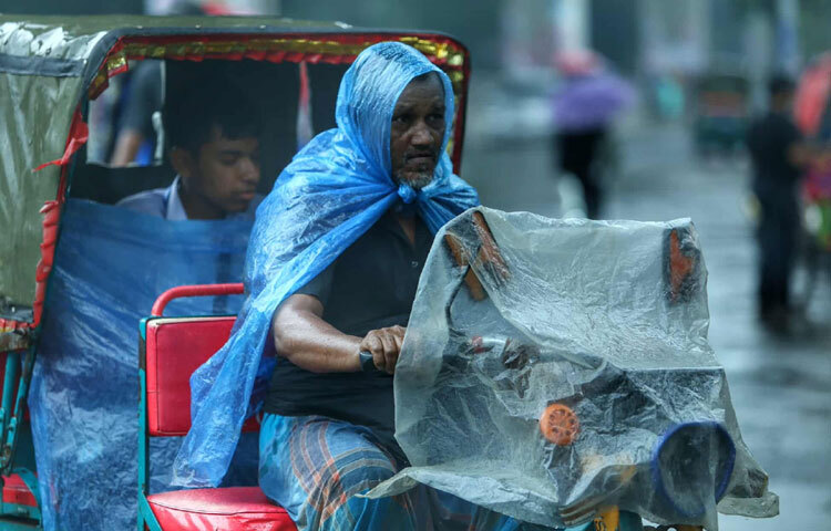 আজকের সকালটা তাই শুধু বৃষ্টি নয়, নগরবাসীর জন্য এক টুকরো ভেজা স্মৃতি হয়ে থাকল।