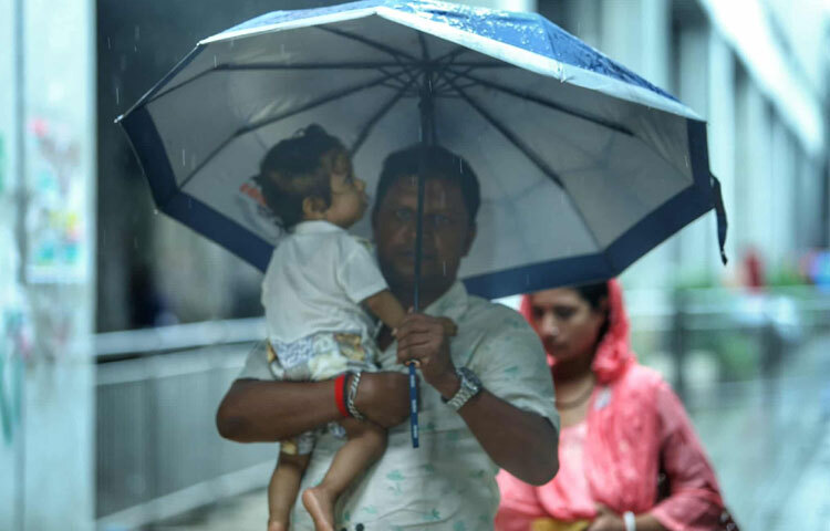 তবুও ভোগান্তি আছে। কেউ ছাতা আনতে ভুলে গেছেন, কেউ হেঁটেই পাড়ি দিচ্ছেন কাদামাখা পথ। অফিসগামী মানুষদের ভিজে পোশাকে অস্বস্তি, আবার অনেকে ভেজা শরীরেই ছুটছেন জীবিকার পথে।