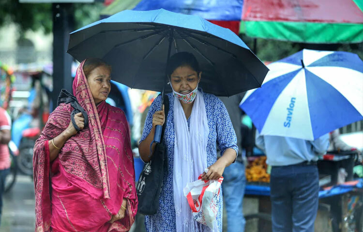 ঝিরি ঝিরি বৃষ্টির ফোঁটা শহরের ব্যস্ত হৃদয়ে এনে দিয়েছে অন্যরকম এক ছোঁয়া।
