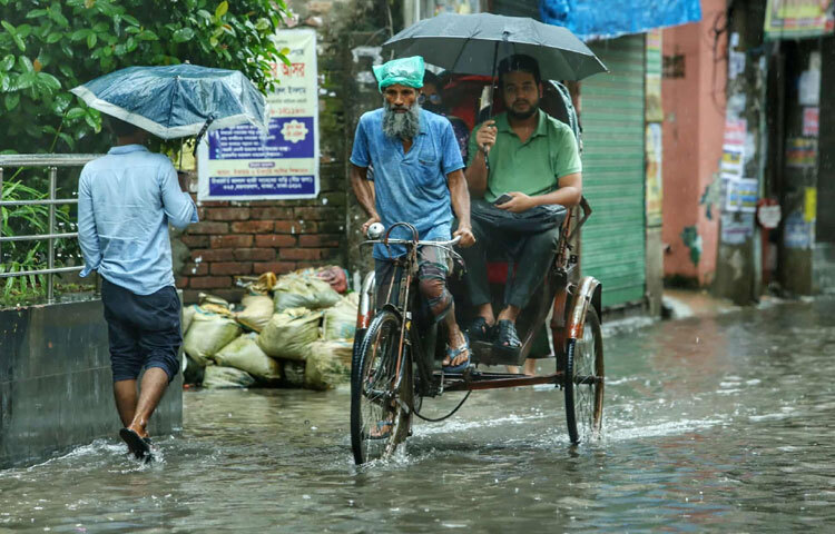 এক বৃদ্ধ রিকশাচালক ভিজে কাপড়ে যাত্রী তুলছেন-হয়তো দিনশেষে পরিবারের মুখে ভাত তুলে দিতেই তার এই লড়াই।