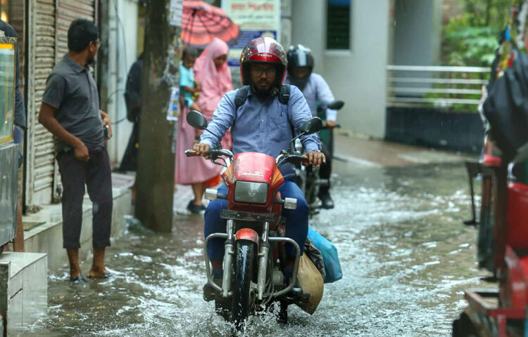 ঢাকার এই বৃষ্টিভেজা জলাবদ্ধ সকাল যেন শহরের অদম্য সংগ্রামের প্রতিচ্ছবি। যেখানে প্রতিটি মানুষ প্রতিদিন প্রকৃতির প্রতিকূলতা আর নগরজটিলতার সঙ্গে লড়ে বাঁচে। তবুও তারা এগিয়ে যায়-কারণ তাদের শ্রমেই গড়ে ওঠে ঢাকার প্রতিটি সকাল, প্রতিটি দিন।