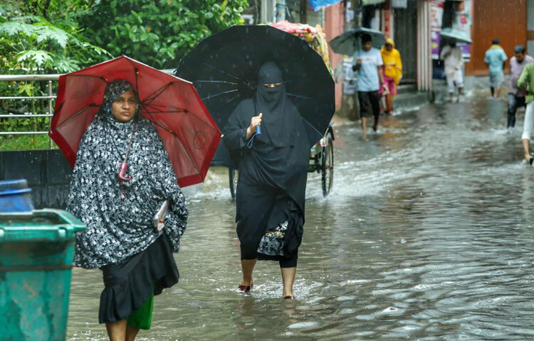 প্রতিবার বৃষ্টি নামলেই মানুষের দুর্ভোগ বাড়ে।