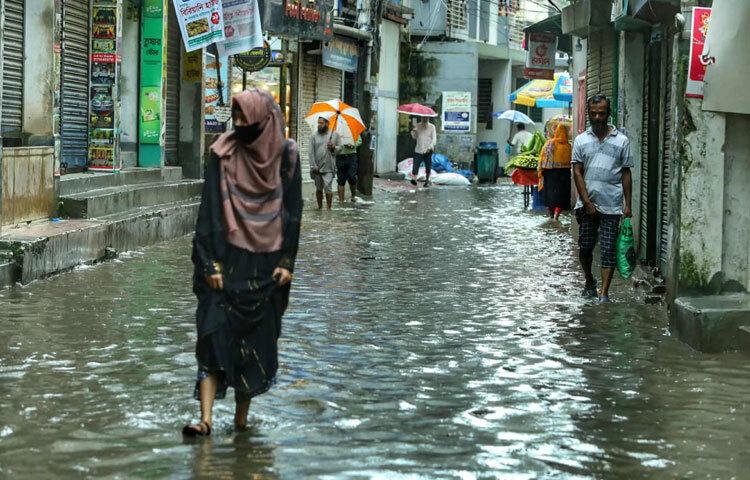 হাঁটুসমান পানিতে ভিজে যাচ্ছে স্কুলপড়ুয়া শিশুদের পোশাক, চাকরিজীবী মানুষদের জুতো আর গৃহিণীদের বাজারের ব্যাগ।