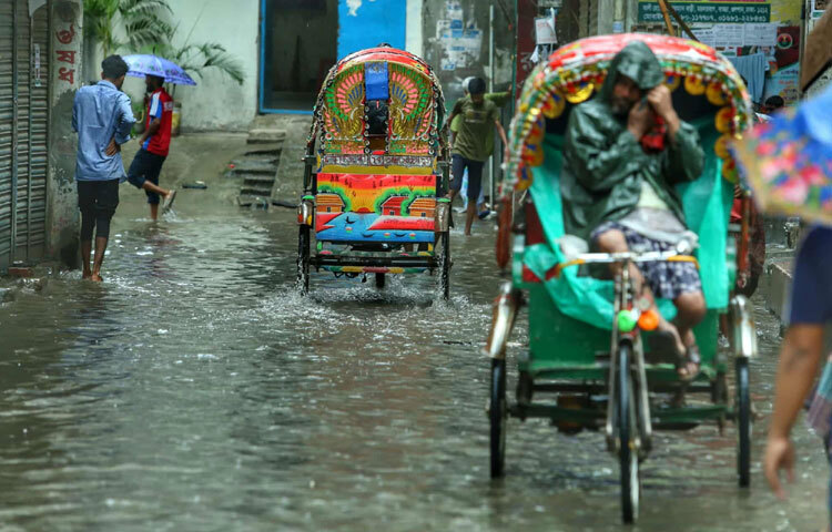 রিকশাচালকরা অতিরিক্ত ভাড়া চাইছেন, বাসযাত্রীরা ভিজে দাঁড়িয়ে আছেন ঘণ্টার পর ঘণ্টা।