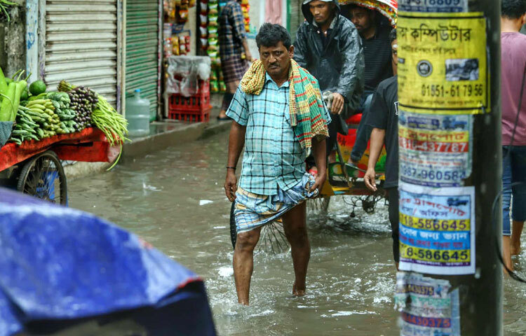 ভোরের ব্যস্ত সময়ে যখন সবাই ছুটছে কর্মস্থলের দিকে, তখন জমে থাকা এই জল কেবল তাদের পথকেই আটকে দেয় না, মানসিক কষ্টও বাড়িয়ে তোলে।