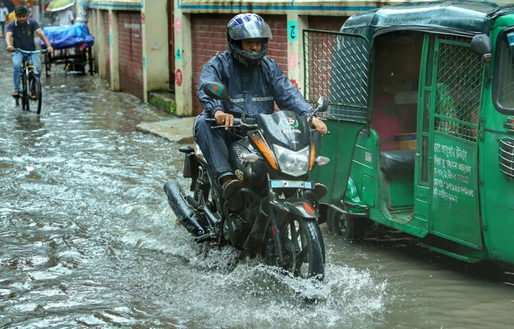 ঢাকার এই জলাবদ্ধতা যেন এক নিত্যদিনের অভিশাপ।