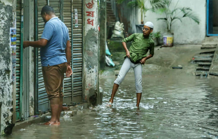 তবুও মানুষ থেমে থাকে না। বৃষ্টির পানিতে পা ডুবিয়ে, ভিজে শরীর নিয়েও তারা ছুটছে জীবনের তাগিদে।