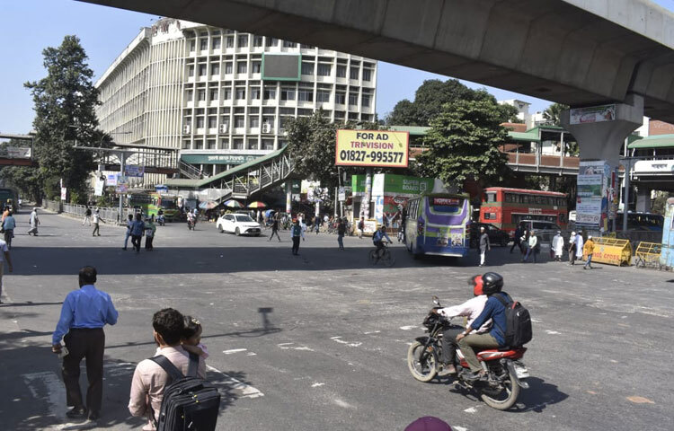 অফিসগামী লোকজনও আজ অনেকটাই সতর্ক। শাহবাগের মোড় পেরোতে তারা তাড়াহুড়ো করছেন, অযথা কোথাও দাঁড়াচ্ছেন না।